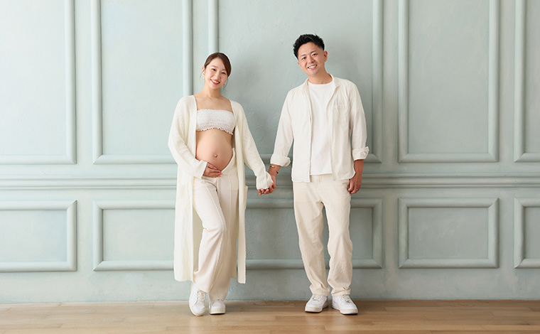 妊婦さんが座って撮影している写真